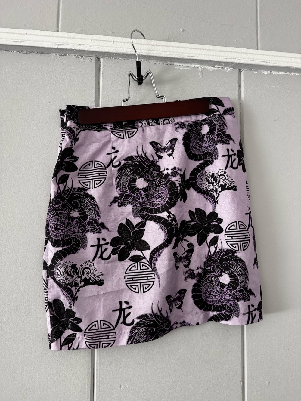 PRETTY LITTLE THING, SIZE 4 Asian Dragon Print Mini Skirt